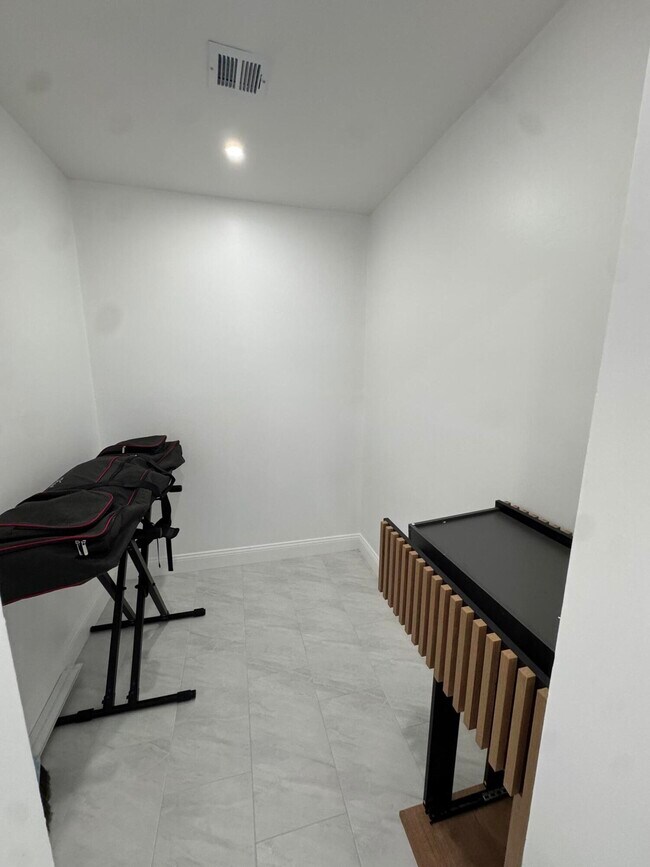 Building Photo - 412 SE 21st Ave