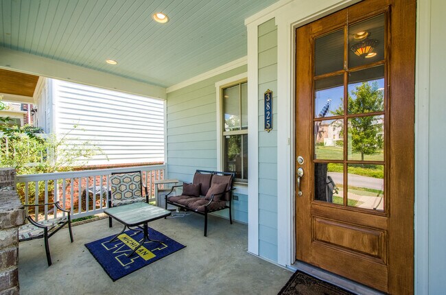 Foto del edificio - 3 Bed, 2.5 Bath with 2 Car Garage; Lots of...