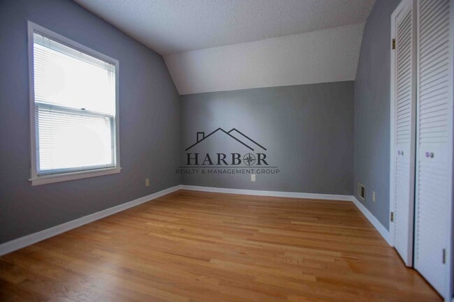 Building Photo - 825 6th Ave SW