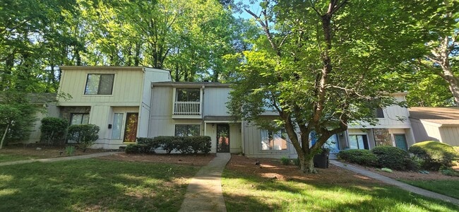 Foto del edificio - Townhome convenient to shopping and schools