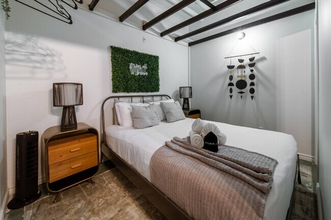 Photo du bâtiment - 10024 Jasper Ave