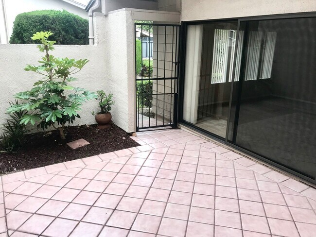 Foto del edificio - Two Bedroom, 2 Bathroom Condo in a Beautiful Community in Huntington!