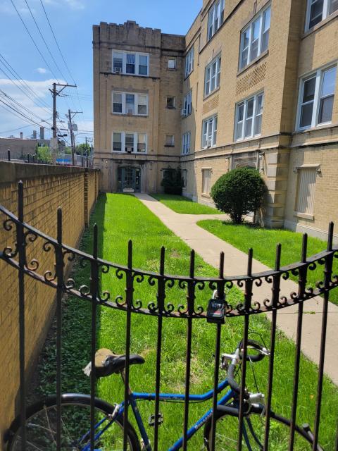 Foto del edificio - 2 bedroom in Chicago IL 60625
