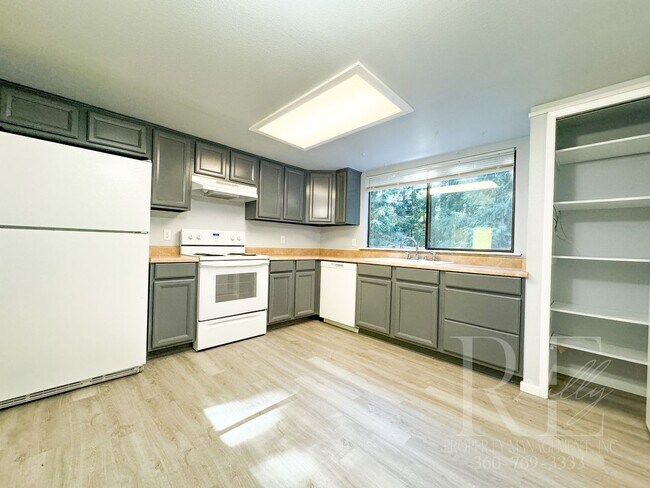Foto del edificio - Spacious 3-Bedroom Home in Tranquil Port O...