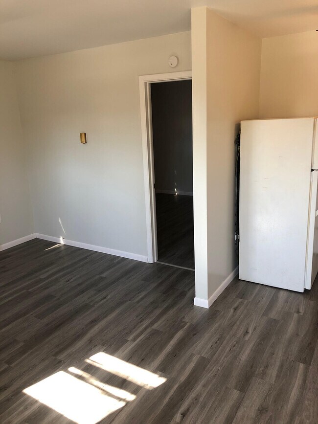 Building Photo - Brooke apartments unit 5