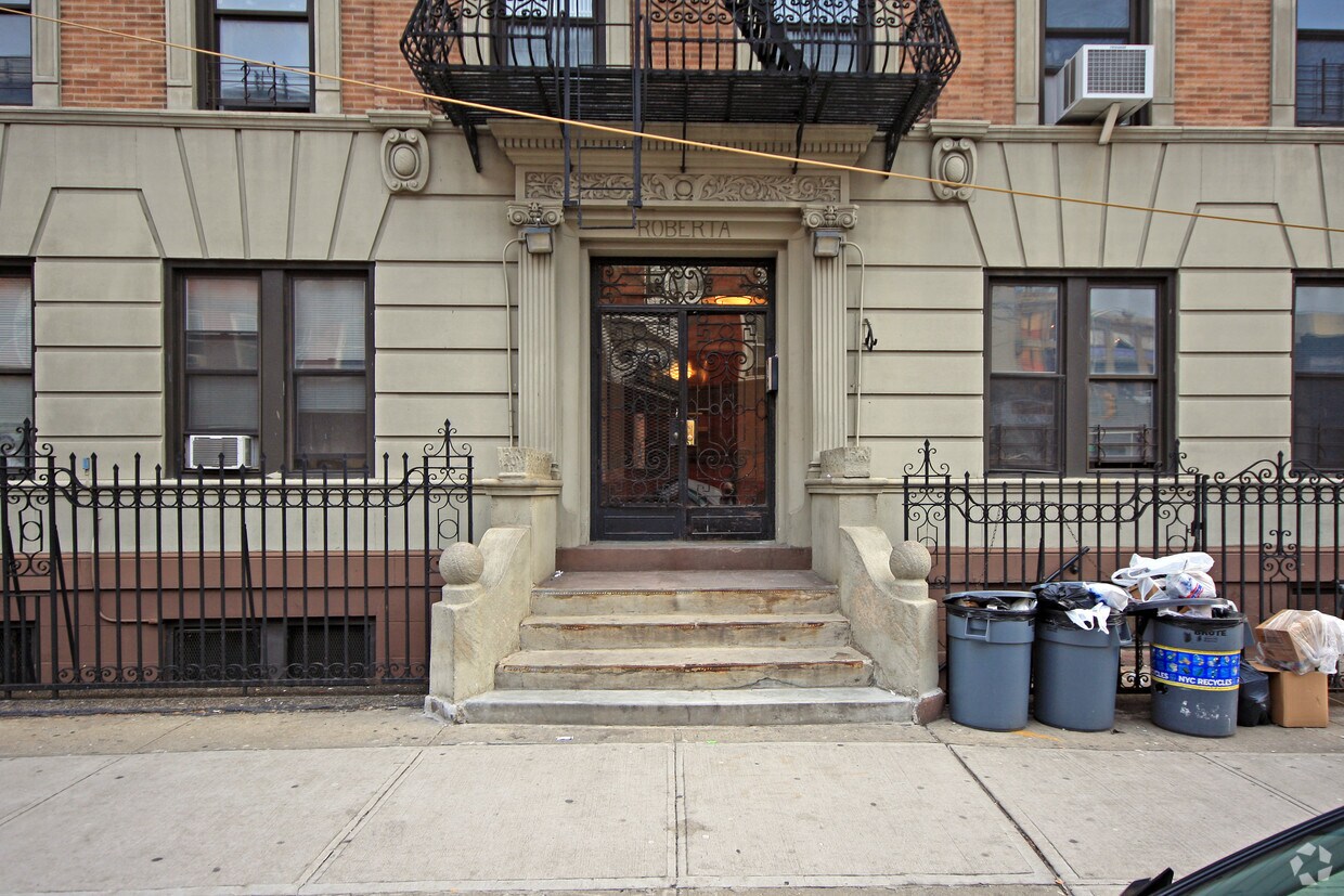 Building Photo - Roberia
