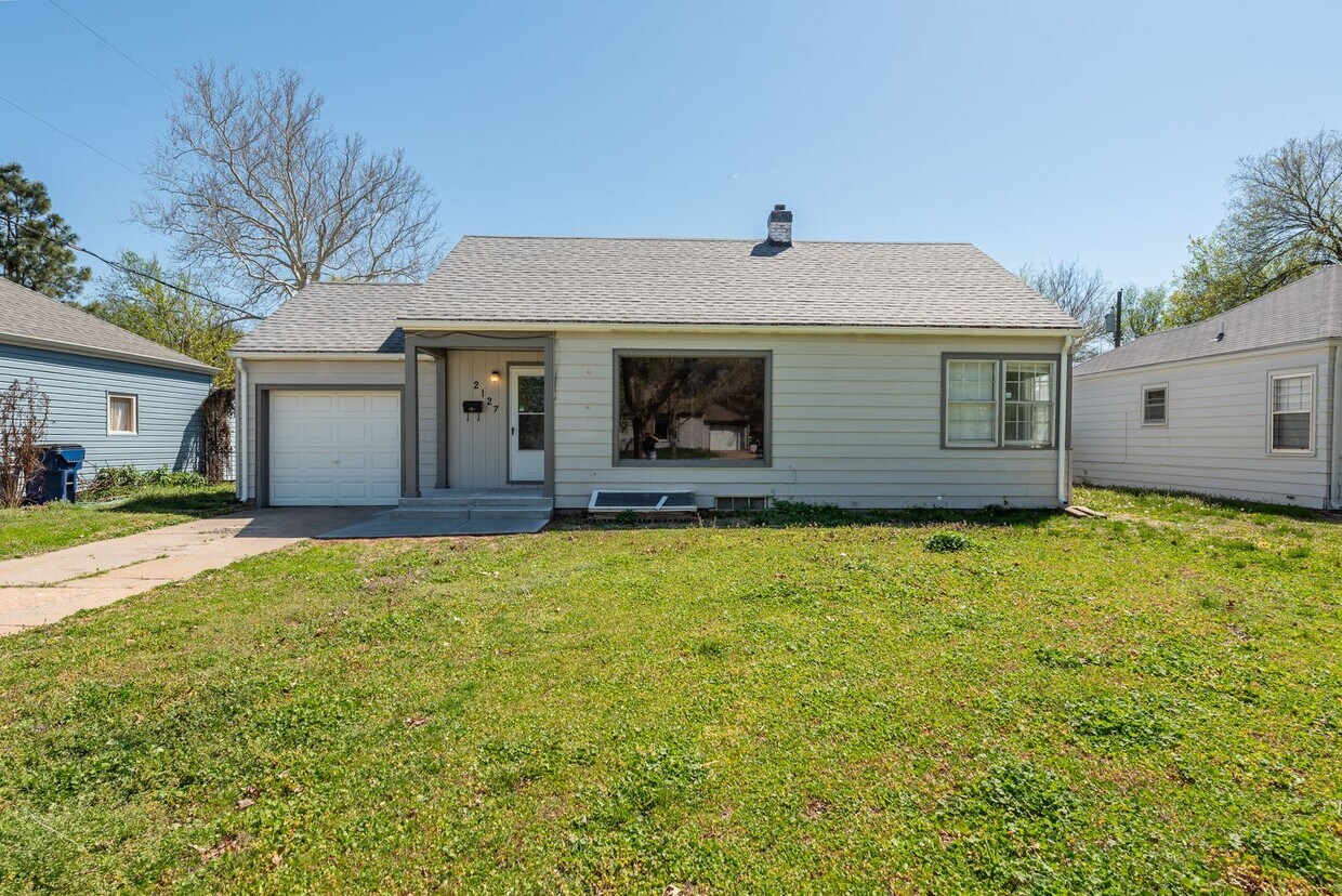 Primary Photo - Charming 4bd 2ba house in quiet neighborhood!