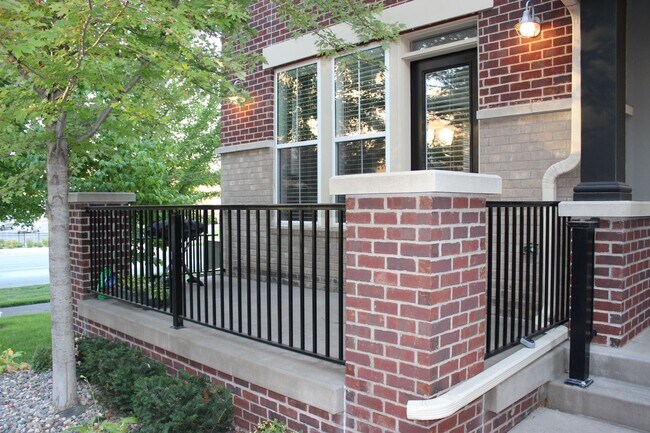 Building Photo - St Louis Park Town Home, Private 2 Car Gar...