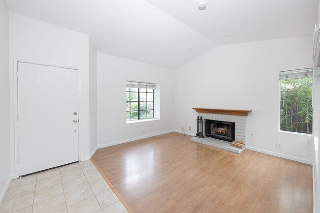 Foto del edificio - Spacious 3 Bedroom  2.5 Bath | East Ventura | Unfurnished