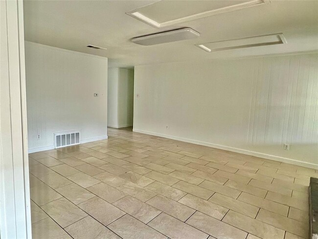 Building Photo - 10806 Humington Dr