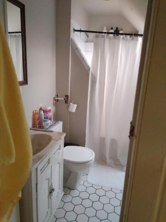 660 Bedford St Unit 3rd fl attic, Stamford, CT 06901 660 Bedford St Stamford, CT Apartments