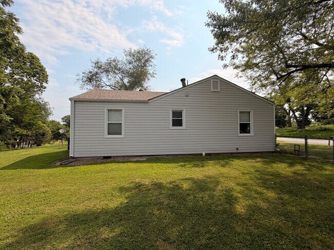 Foto del edificio - Charming 3-Bedroom  1-bath Kansas City Home with Beautiful Hardwood Floors!