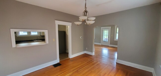 Building Photo - 2025 New Linden Rd