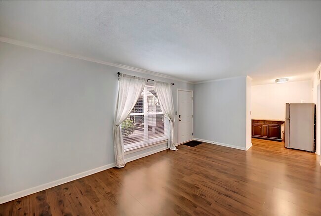 Building Photo - 867 Colony Dr