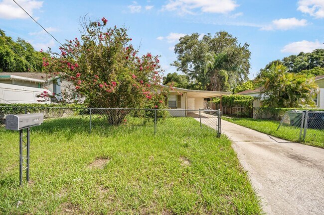 Foto del edificio - Move in Ready! Modern Style, Renovated 3 b...