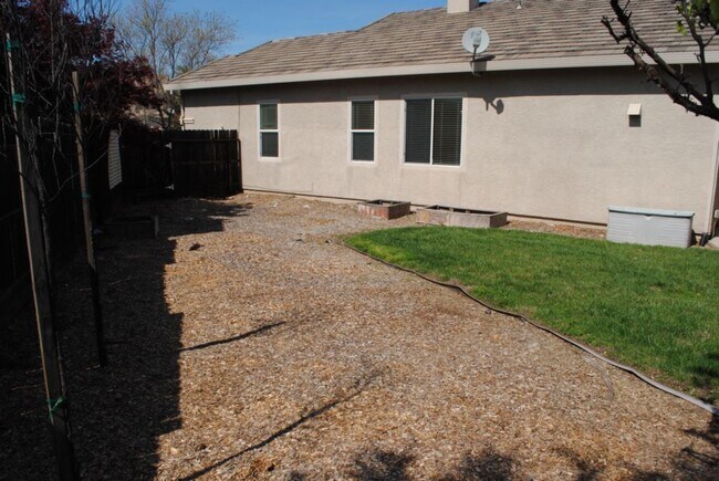 Building Photo - 1630 Begonia Ct