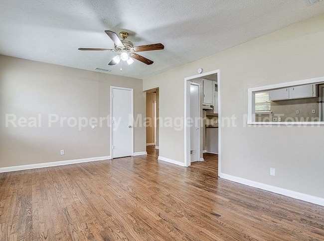 Foto del edificio - Charming 3-Bedroom Home with Spacious Yard...