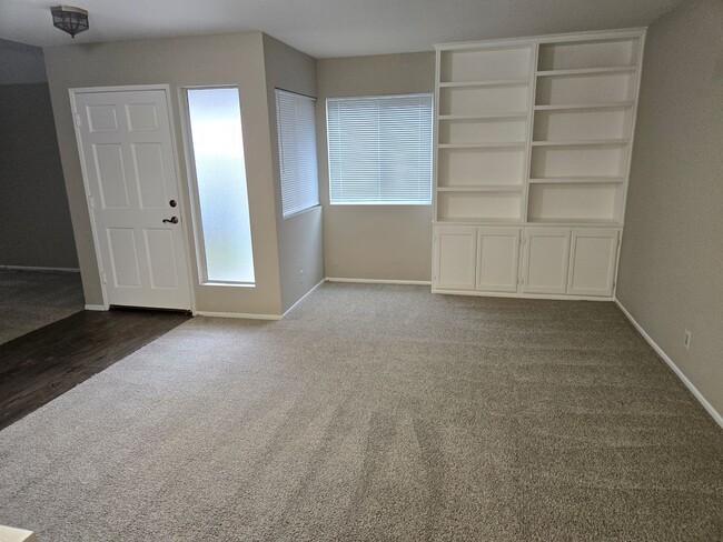 Building Photo - Santa Ana - Spacious 2 Bedroom, 2 Bath Hou...