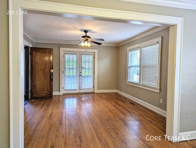 Building Photo - 2 Bedroom at 5007 Wyandotte in South Plaza