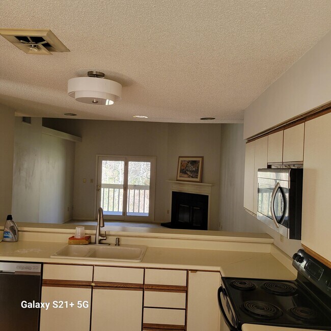 Kitchen/Livingroom - 14 Willow Tree Run