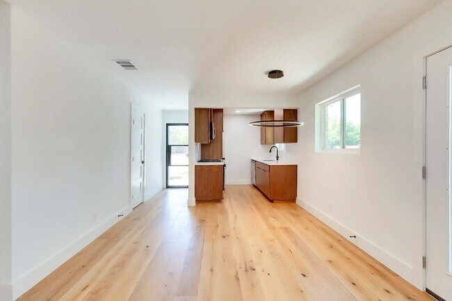 Foto del edificio - 1813 Magnolia Dr