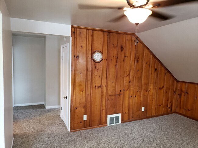 Foto del edificio - 2 bed 1 bath upper unit in duplex