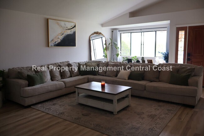 Building Photo - AVAILABLE MAY - 3 Bedroom, 2 Bath Paso Rob...