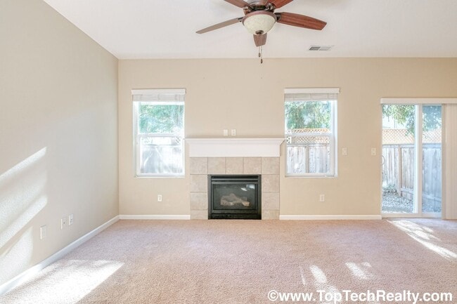 Building Photo - Lovely Home In A Excellent Location! 4 Bed...
