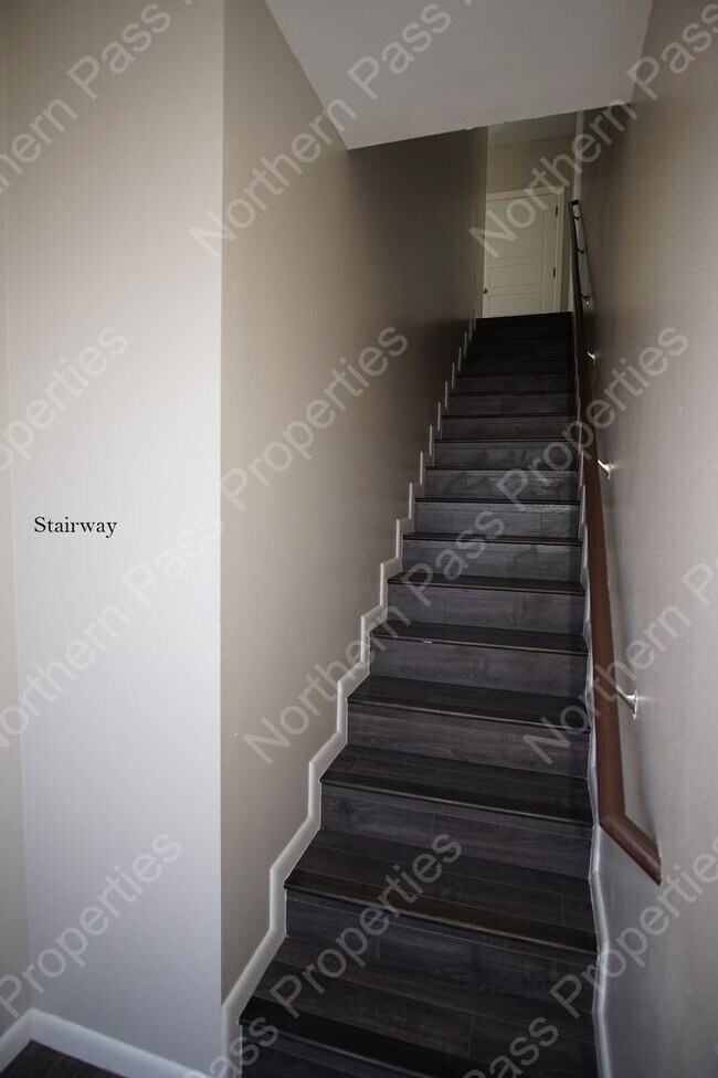 Building Photo - Beautiful 2 BDR w/ Refrigerated AC