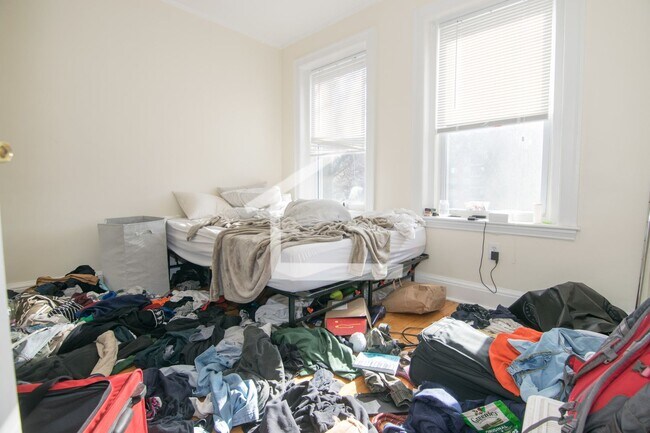 Foto del edificio - check out the hottest 4 bed 2 bath in Coolidge Corner....