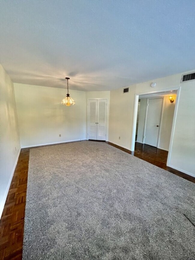 Building Photo - 5412 Lake Crest Dr
