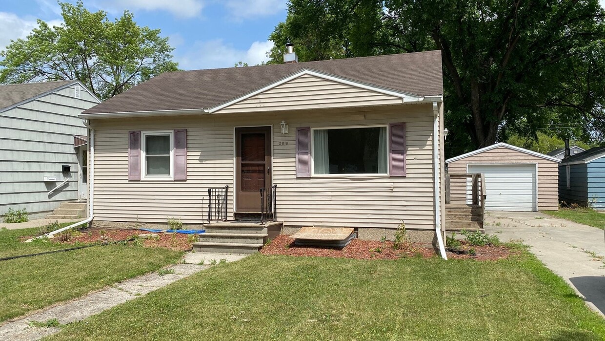 Primary Photo - Huge 5 Bed 2 Bath Home for Rent! Great Loc...