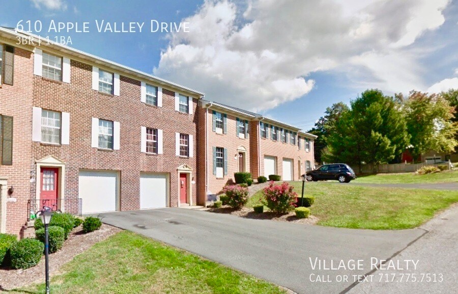 Primary Photo - Roomy 3-bed townhome with garage in Dallas...