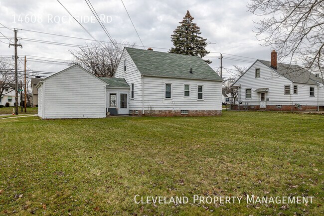 Building Photo - Lovely Maple Heights Bungalow