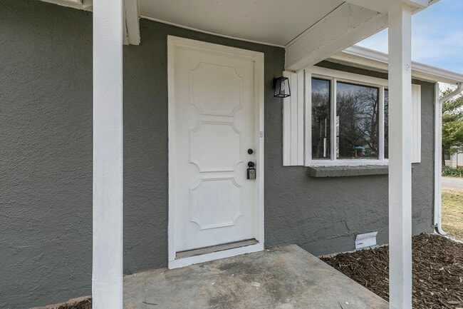 Building Photo - 2 Bedroom 1 Bathroom Home Located within w...