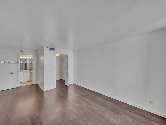 Building Photo - 2555 Collins Ave