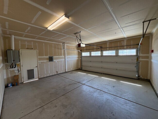 Building Photo - Spacious NW Visalia home Available Now!