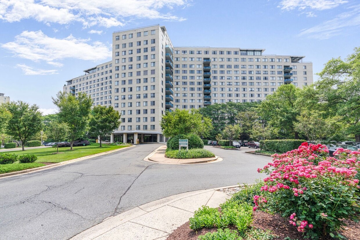 Foto principal - HUGE Apartment Across from Grosvenor Metro...