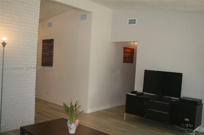 Foto del edificio - 621 SW 64th Pkwy