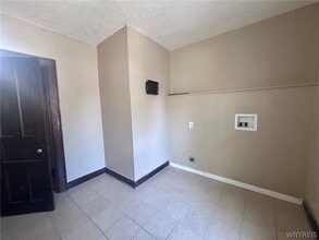 Building Photo - 151 Amber St