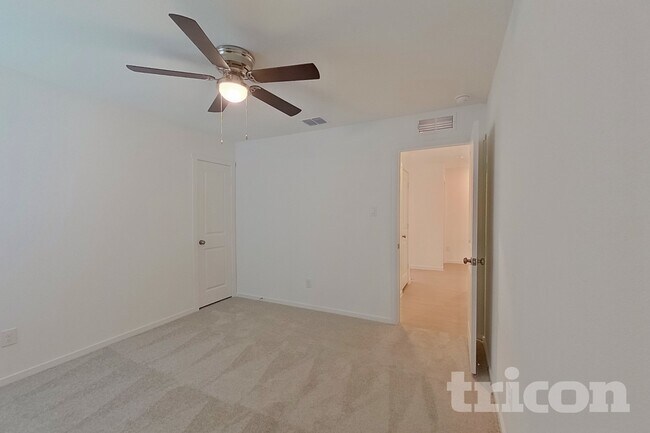 Foto del edificio - 827 Ginkgo Wy