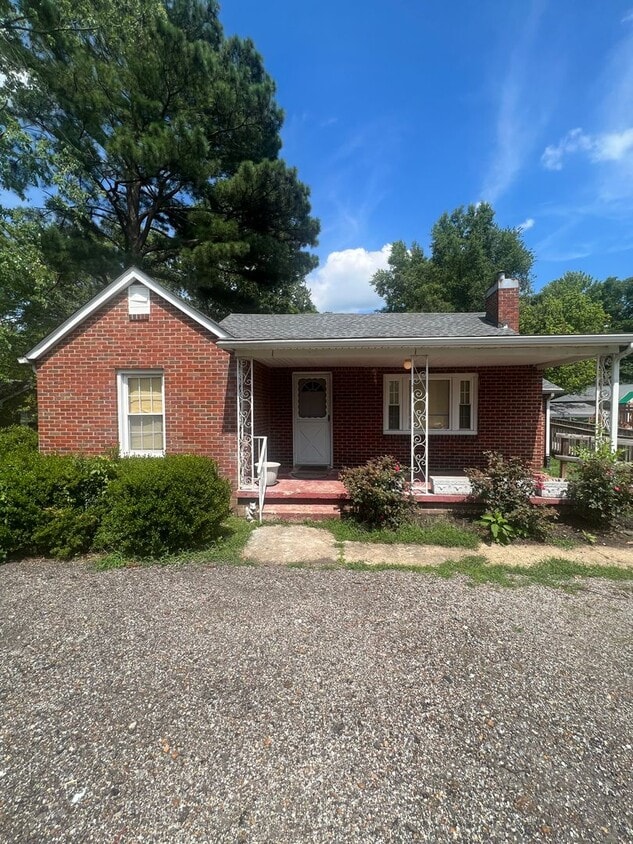 Primary Photo - Quaint Brick Home in Martin!