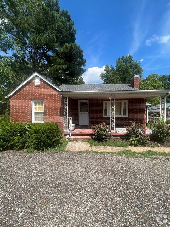 Building Photo - 594 Elm St