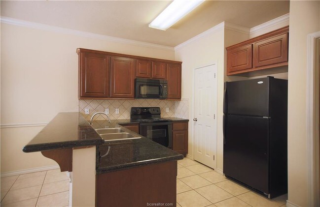 Building Photo - 260 Forest Dr