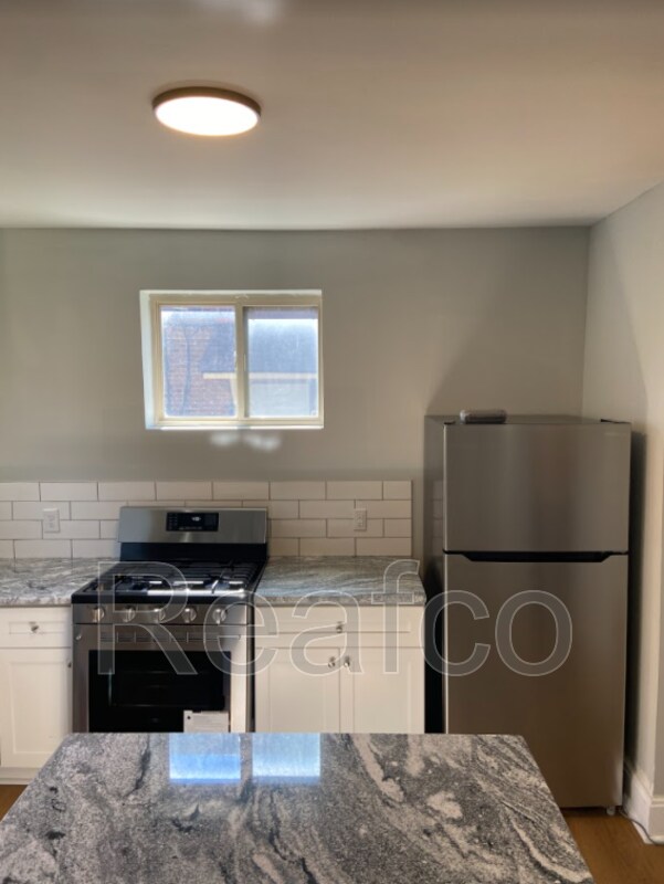 Building Photo - 599-603 E 4th Ave