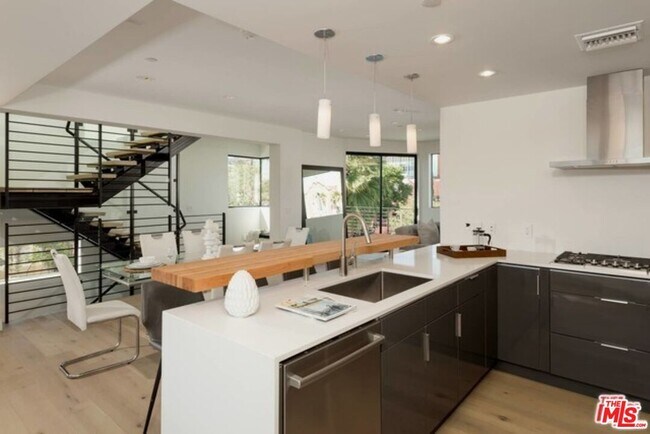 Foto del edificio - 6685 W Daychar Dr