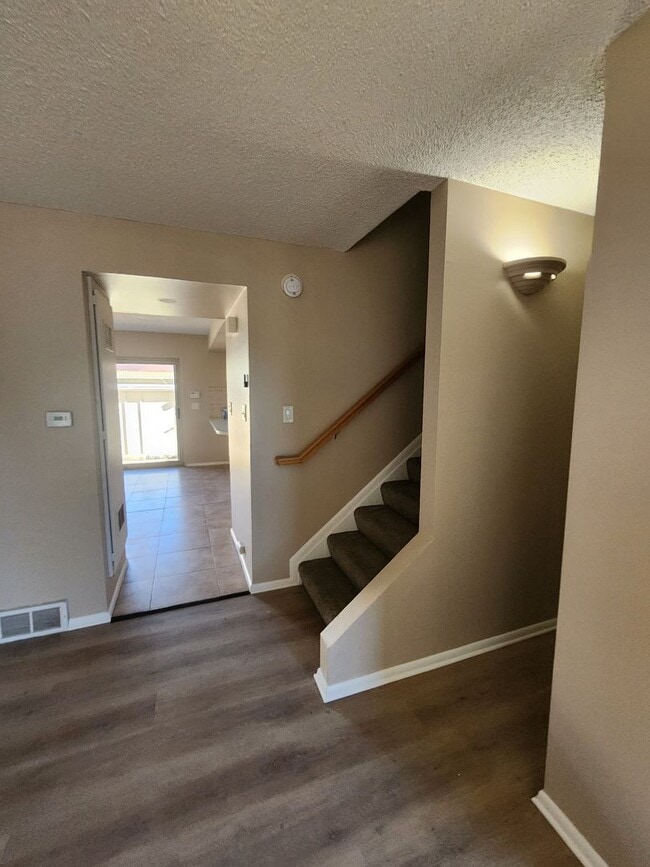 Foto del edificio - 8712 Mariposa St