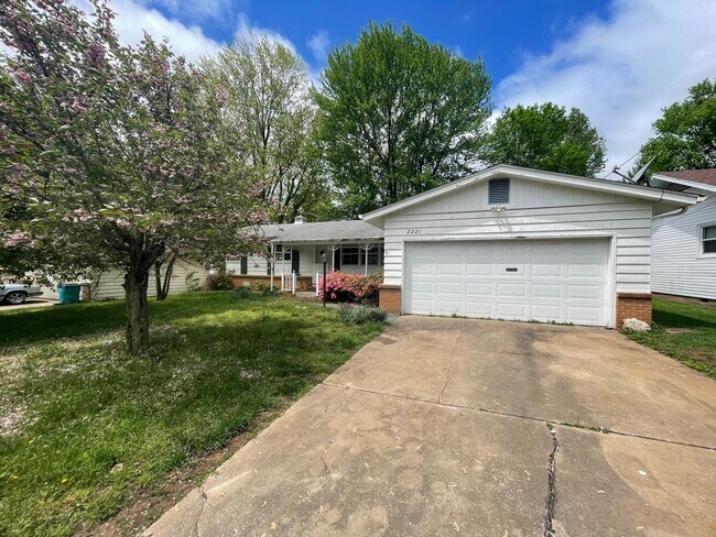 Building Photo - Beautiful 3 bedroom 1.5 bath waiting for you to call home .