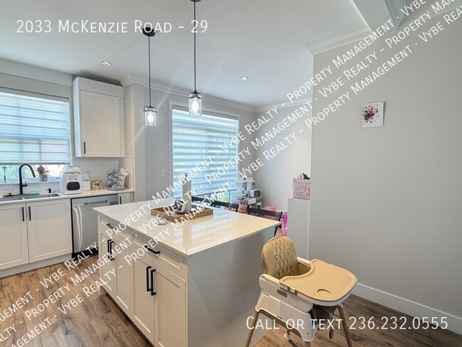 Building Photo - Beautiful Townhouse - Prime Location