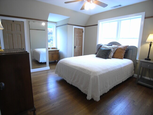 Bedrm - 1062 Rosedale Rd NE